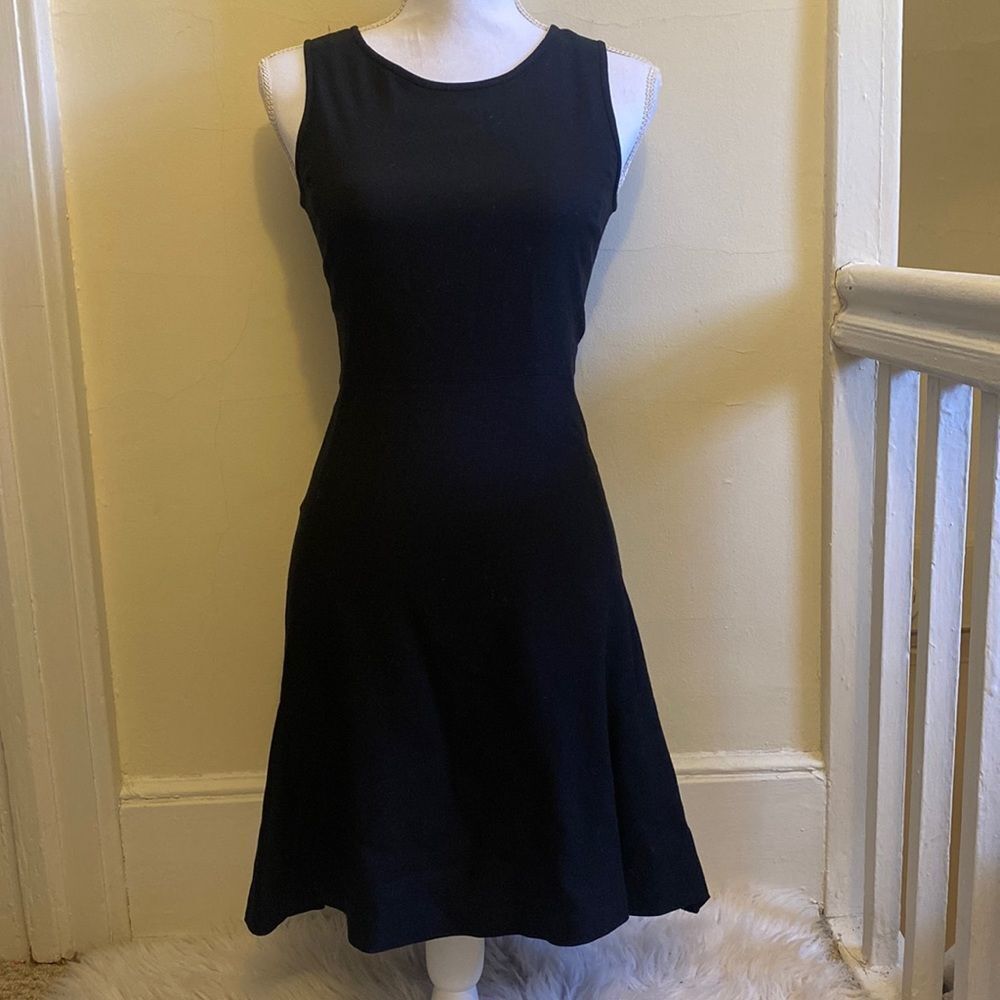 Theory sleeveless A-line fitted dress in black. Sz 0.